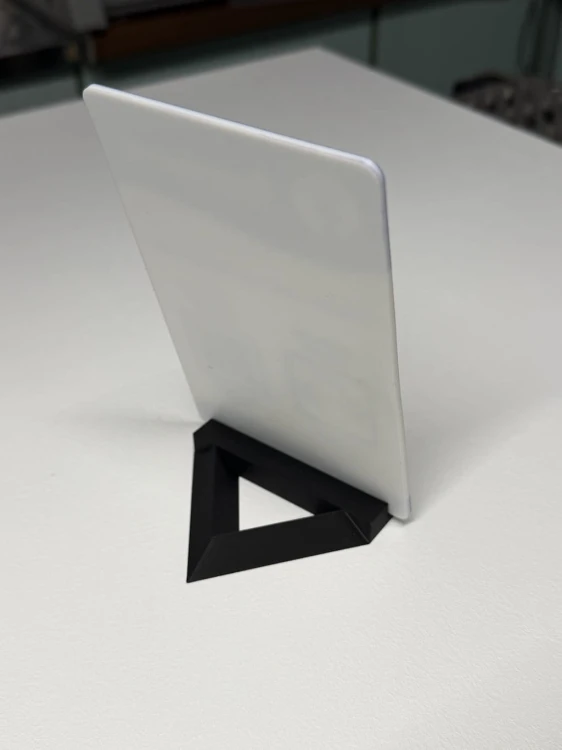 Prezenter NFC "Facebook 1" z kodem QR - plexi, druk UV, podstawka 3D PLA | Print Majster