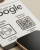 Prezenter NFC  z kodem QR - Google 4 - plexi, druk UV, podstawka 3D PLA | Print Majster