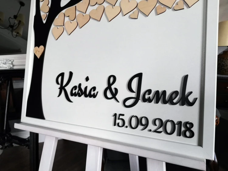 Drewniana księga gości 50 × 70 cm – drzewko z sercami do podpisów | Print Majster